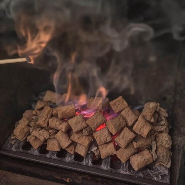 Zastosowanie akcesoriów do palenia brykietu